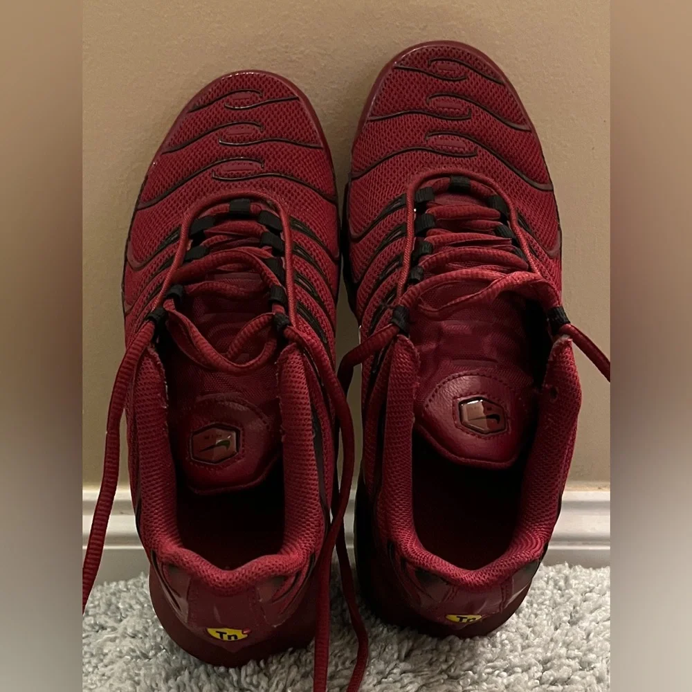 Nike Air Max burgundy in color - Picture 2 of 7
